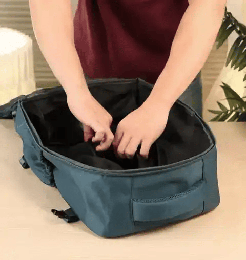 VOYÉN backpack worn as an everyday bag